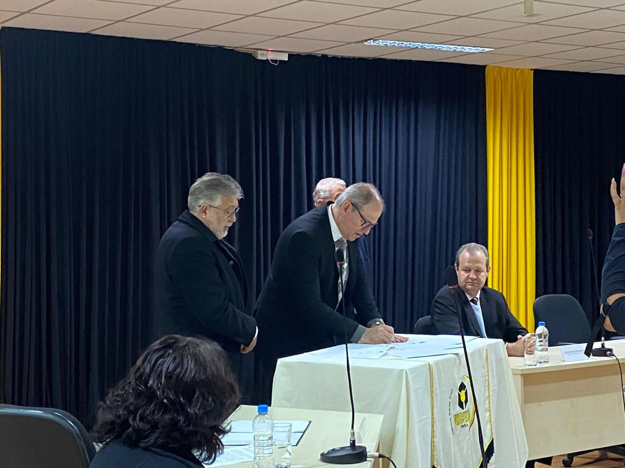 Representantes institucionais durante a assinatura do acordo de cooperação