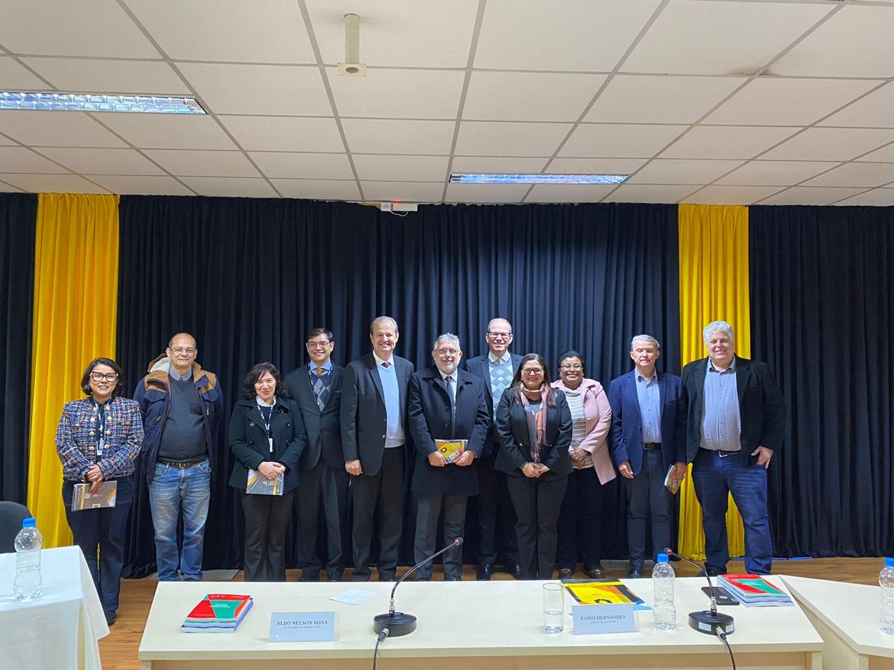 Representantes das instituições reunidos após a assinatura do acordo