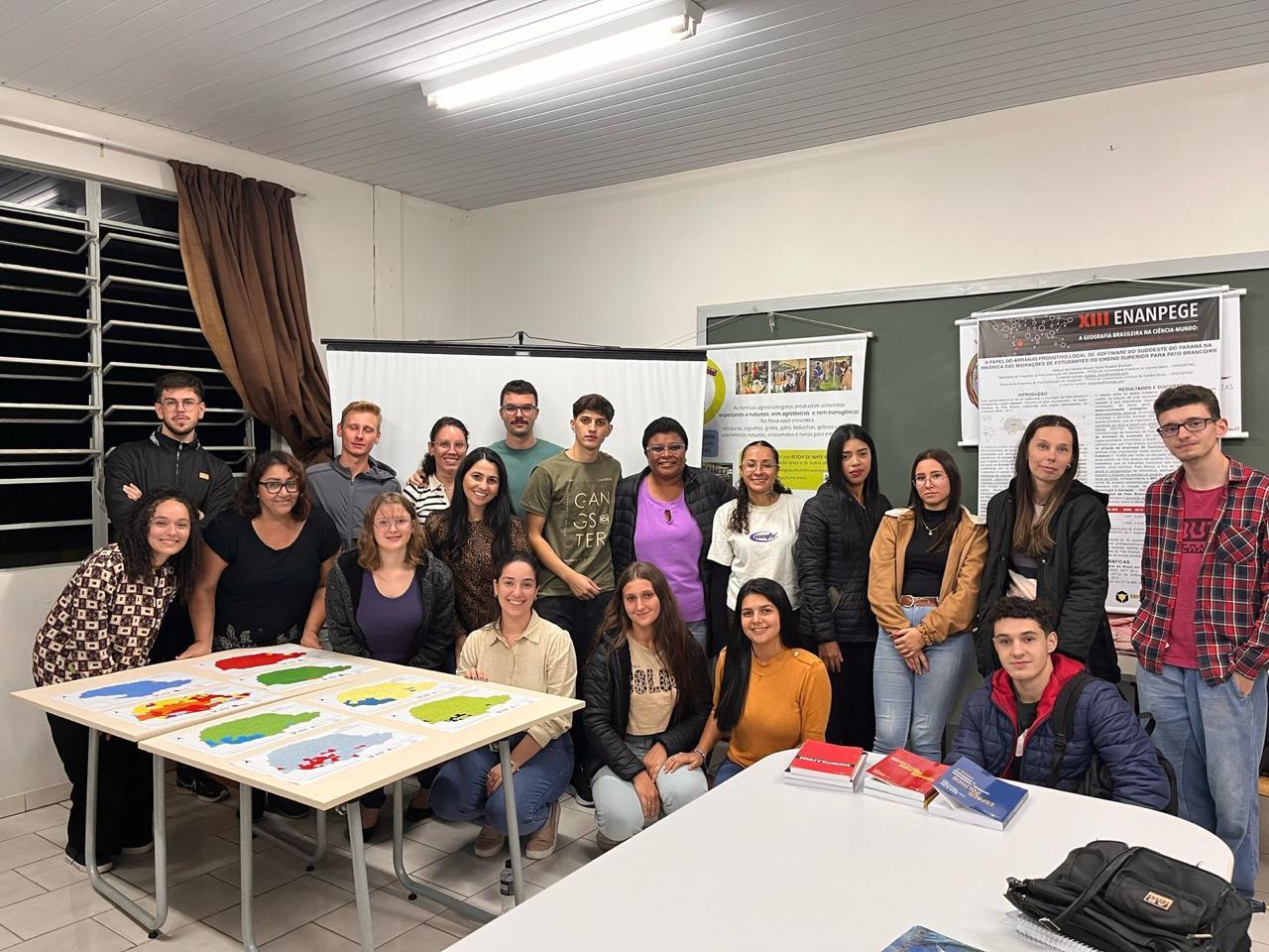 Estudantes e pesquisadores reunidos em torno de mapas eleitorais em Irati