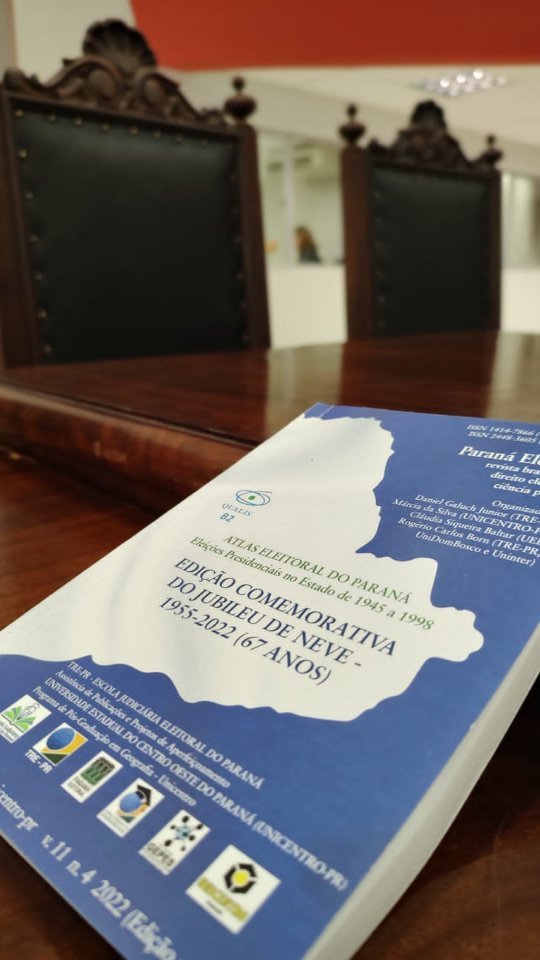 Exemplar do Volume 2 do Atlas sobre uma mesa na sala de sessões