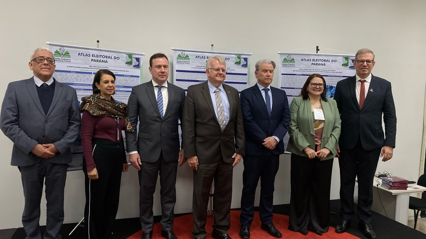 Representantes das instituições parceiras diante dos painéis do Atlas Eleitoral